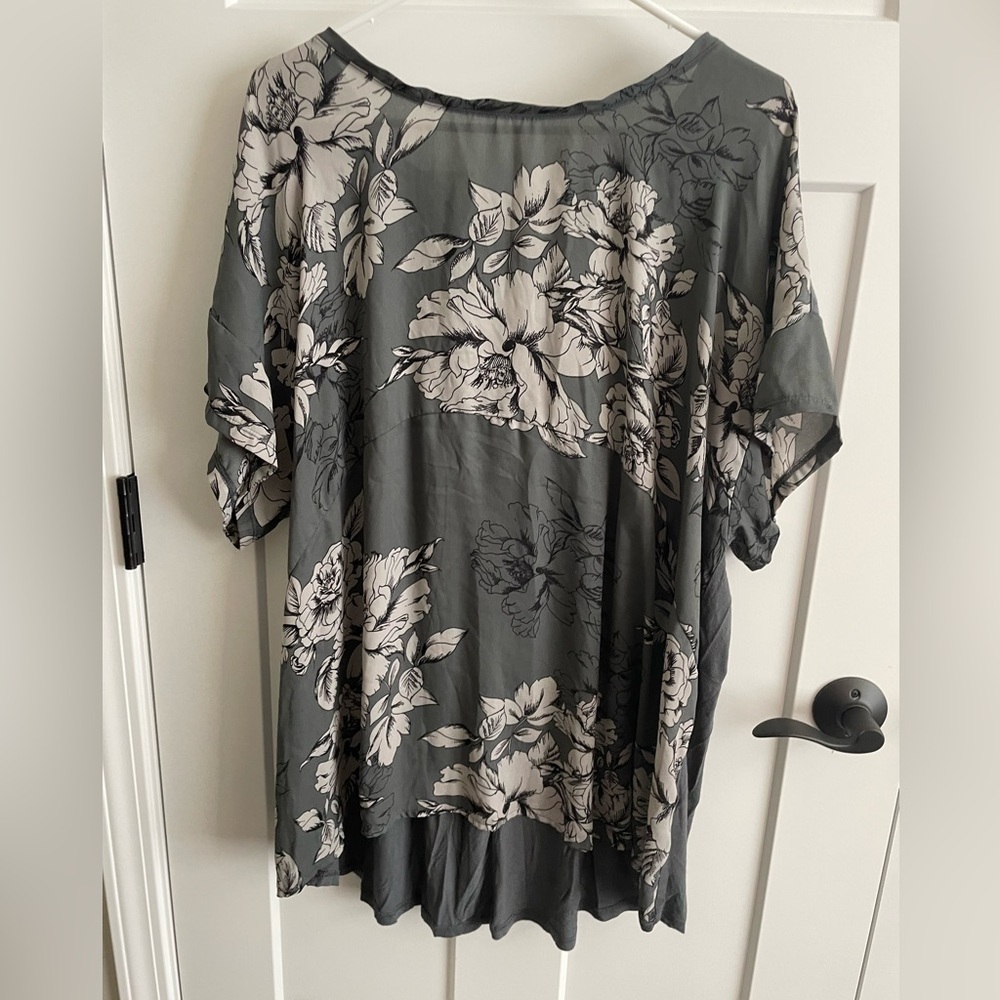 Beautiful floral, plus, Maurice’s, blouse. 3x. High low, fall, school, teacher